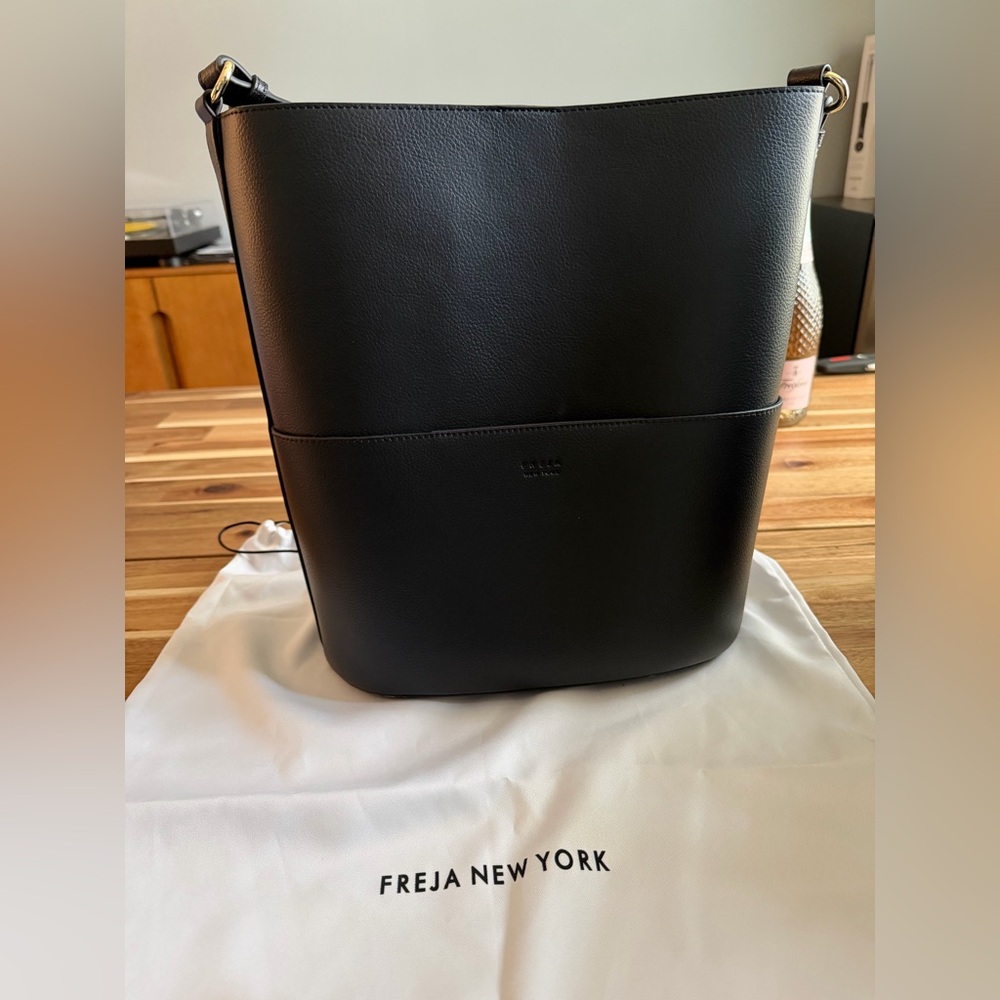 Freja New York - Tall Tote in Black